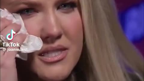 Erika Kirk finge di piangere