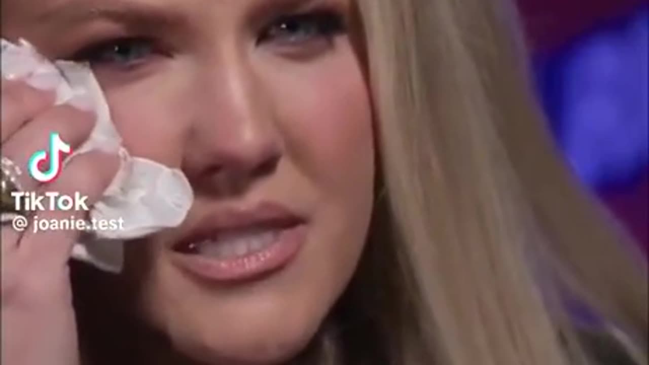 Erika Kirk finge di piangere