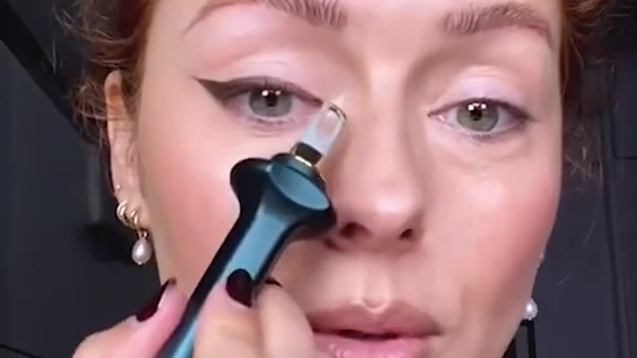 Get beautiful eyes in 5 seconds This eyeliner gives you a pro-level finish with zero stress.