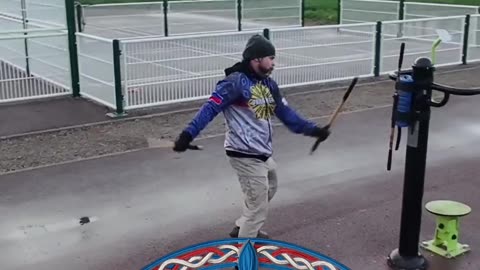 Même sans connaître le générique, je marche comme un membre de l’Akatsuki : déterminé, calme…