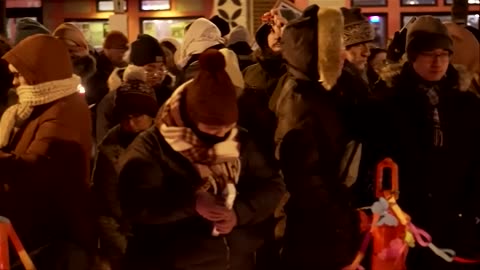 Minnesotans brave cold to honor Alex Pretti at vigil