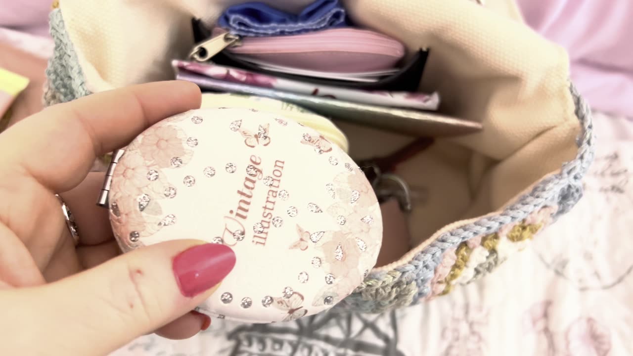 🌸 What’s in my Pretty Kurt Geiger Crochet Bag 🌸