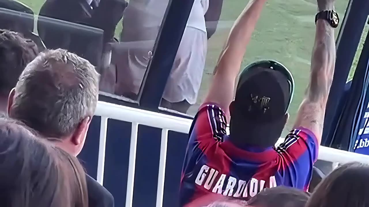 🔥¡VINICIUS ESTALLA EN MONTJUÏC!💥 LE ENSEÑAN UN BALÓN DE PLAYA Y RESPONDE A GRITOS🔥