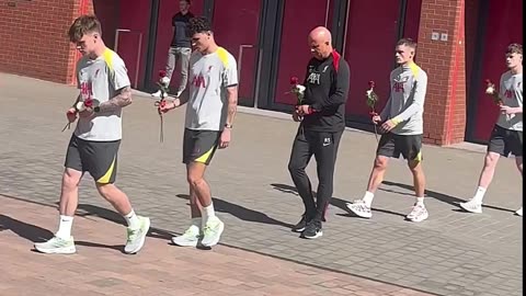 EL LIVERPOOL RINDE HOMENAJE EN ANFIELD JUNTO A LA FAMILIA DE DIOGO JOTA Y ANDRE SILVA 🏟️🙏