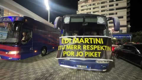 ELBASANI-VLLAZNIA, SPEKTAKEL DHE MESAZHE JASHTE FUSHE