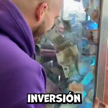 Este chico se metió en una de esas máquinas de dinero que parecen imposibles y lo logró 😱💸 Metió su