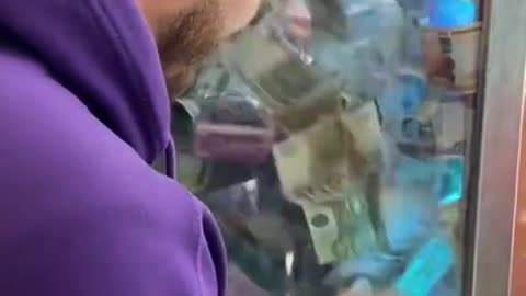 Este chico se metió en una de esas máquinas de dinero que parecen imposibles y lo logró 😱💸 Metió su
