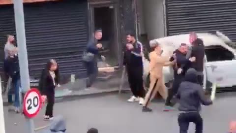 Islamists attack British people with battIe cry "AIIah Akbar".