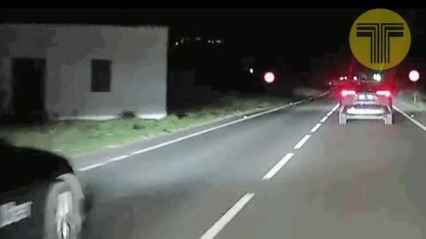Un conductor de Uber adelanta cinco coches en Santa Eulària en línea continua
