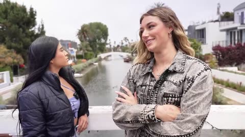 "Strolling Through the Venice Beach Canals: A Real-Life Movie Moment 🎬🌞"