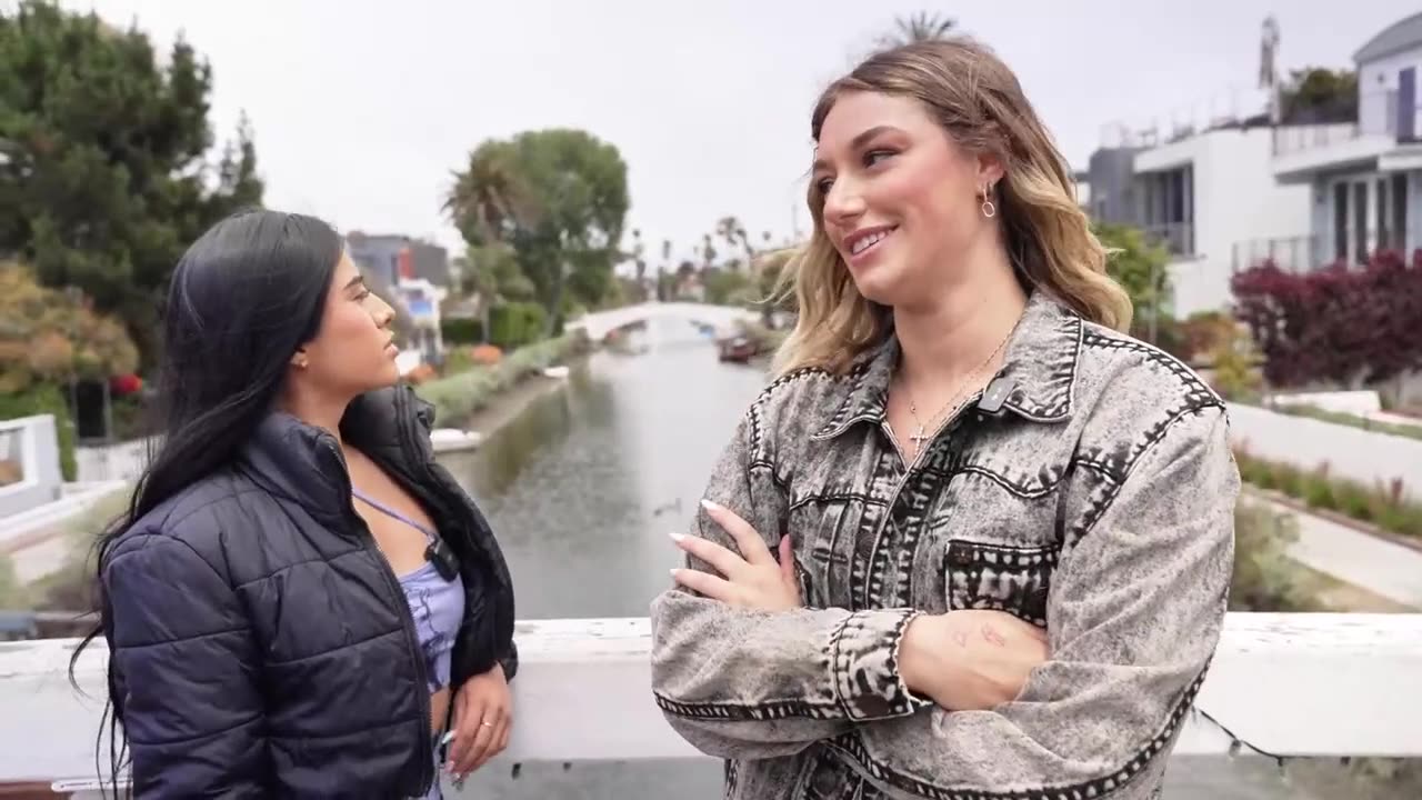 "Strolling Through the Venice Beach Canals: A Real-Life Movie Moment 🎬🌞"