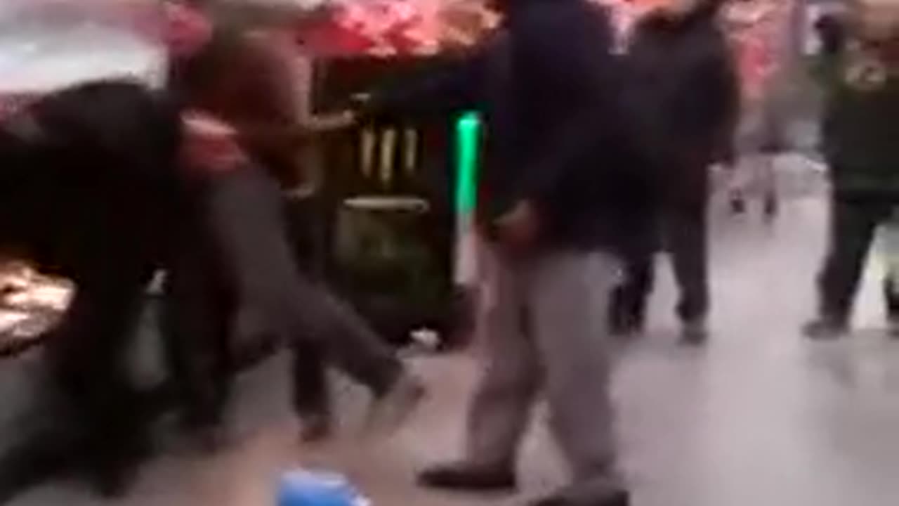 Youtube: VFW2z0o8ezc - Fight in Walmart