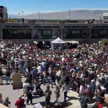 Momento donde es atacado a bala Charlie Kirk