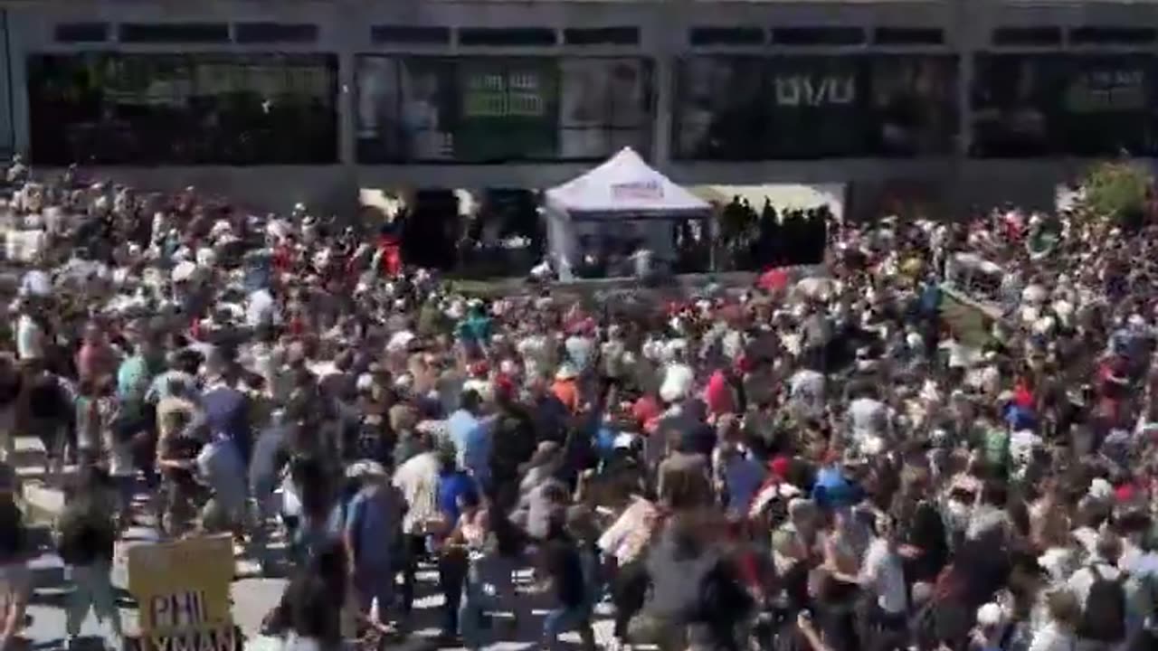 Momento donde es atacado a bala Charlie Kirk