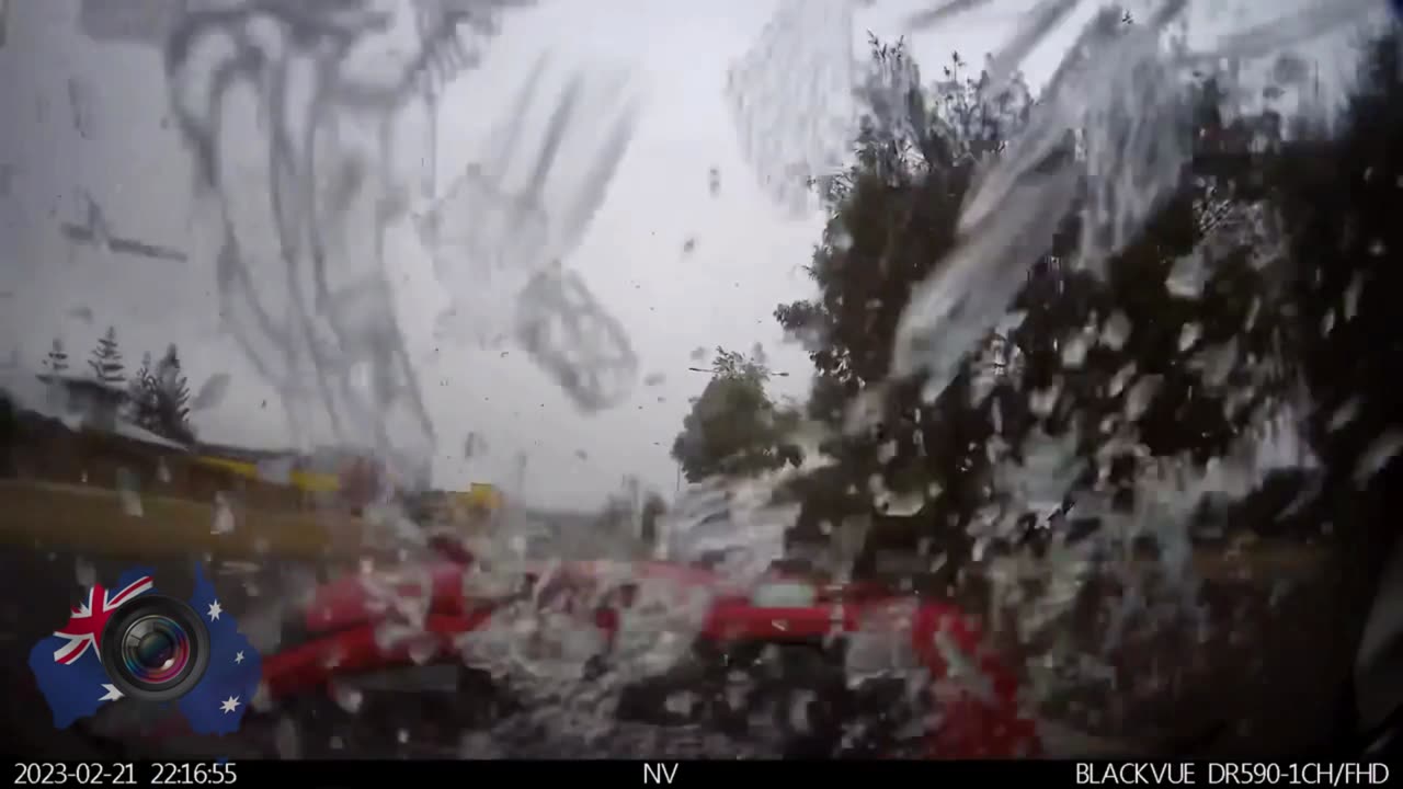 Aussiecams - Getz driver performs turn in front of oncoming traffic and is t boned - twice! WA