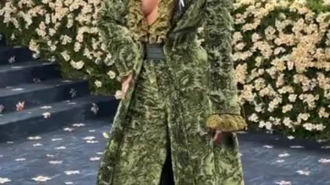 Cardi B in Burberry at Met Gala z025 #metgala