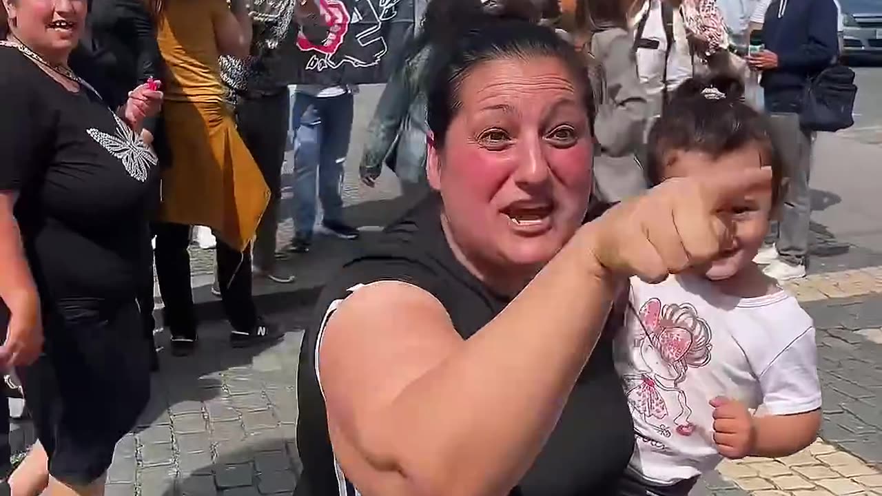 Ciganos cospem em André Ventura. ACORDA PORTUGAL