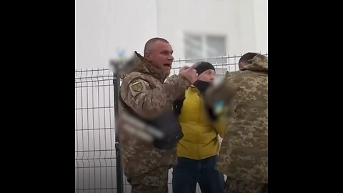 Reclutadores ucranianos capturan a un hombre en la calle