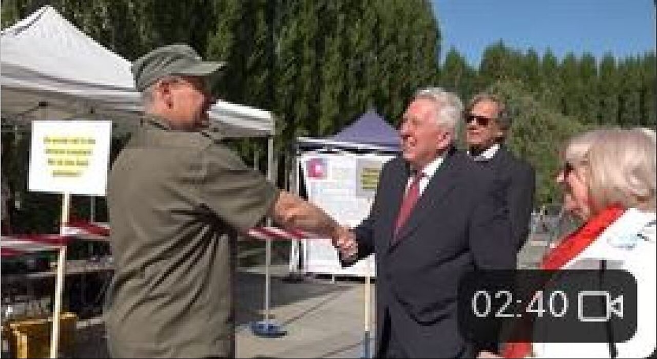 DDR-Staatsratsvorsitzender Egon Krenz im Gespräch mit Rüdiger Hoffmann am 80. Jahrestag des Sieges