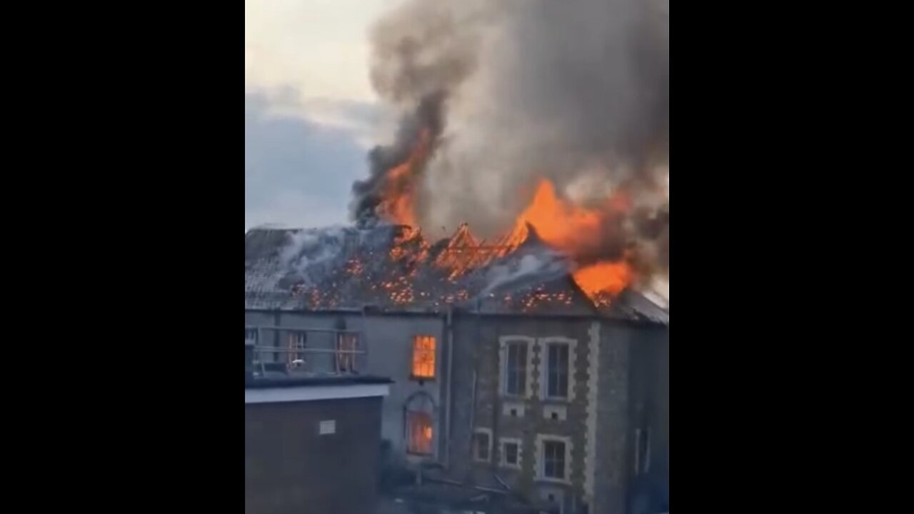 HISTORIC ENGLISH METHODIST CHAPEL🚒👨‍🚒💦🔥💒🔥🧑‍🚒📸ENGULF IN FLAMES🇬🇧💒🔥🚒💫