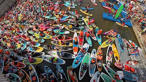 ☀️🏄‍♀️ Moscú celebra un multitudinario encuentro de 'paddle surf'