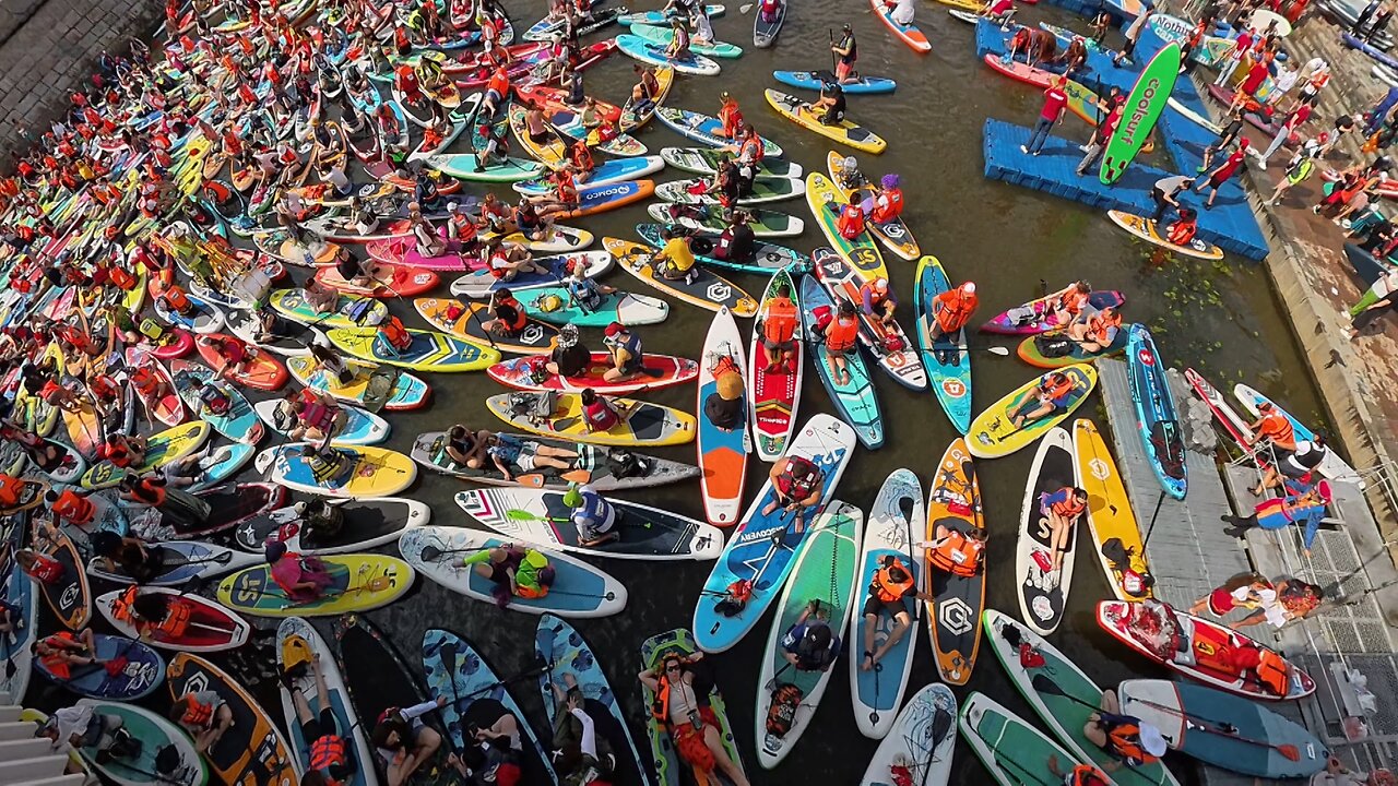 ☀️🏄‍♀️ Moscú celebra un multitudinario encuentro de 'paddle surf'