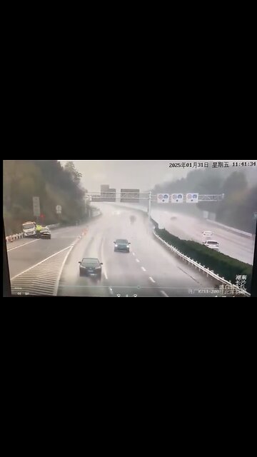 ROAD MAINTENANCE WORKER🛣️⛔️🛻👷‍♂️⚠️📸IN FREAK TRAFFIC ACCIDENT⛔️⚠️🛣️🚙💫