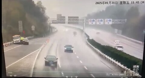 ROAD MAINTENANCE WORKER🛣️⛔️🛻👷‍♂️⚠️📸IN FREAK TRAFFIC ACCIDENT⛔️⚠️🛣️🚙💫