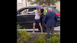 Policía detiene a un violento manifestante anti-MAGA