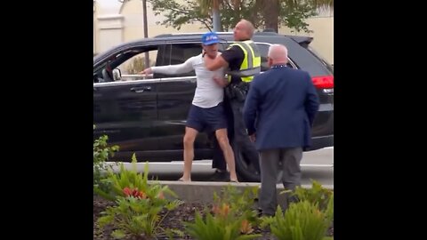 Policía detiene a un violento manifestante anti-MAGA