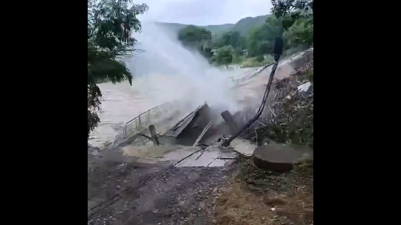 Puente arrasado por poderosa corriente de agua en Rusia
