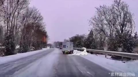 Chinese self driving vehicles love to drift 🤣