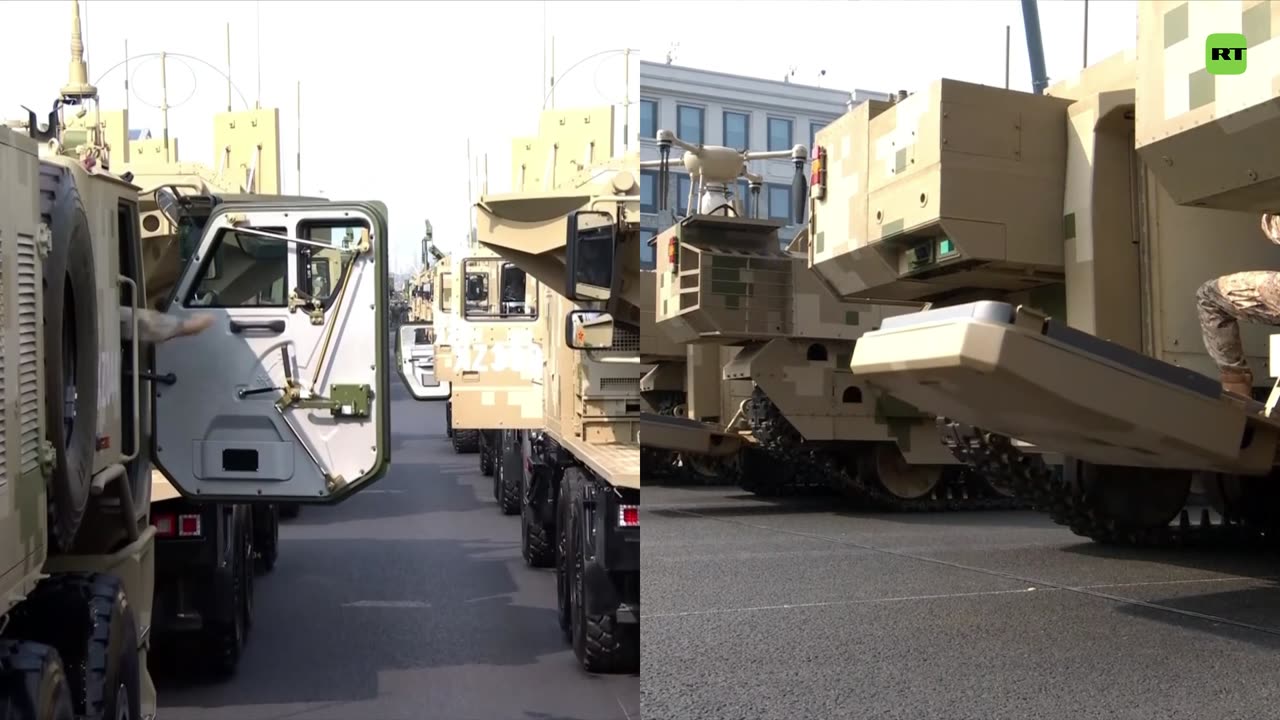 Soldados chinos se preparan para la parte motorizada del desfile