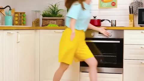 “Must-Try Mom Hack When You’re Cooking and Parenting Alone!”