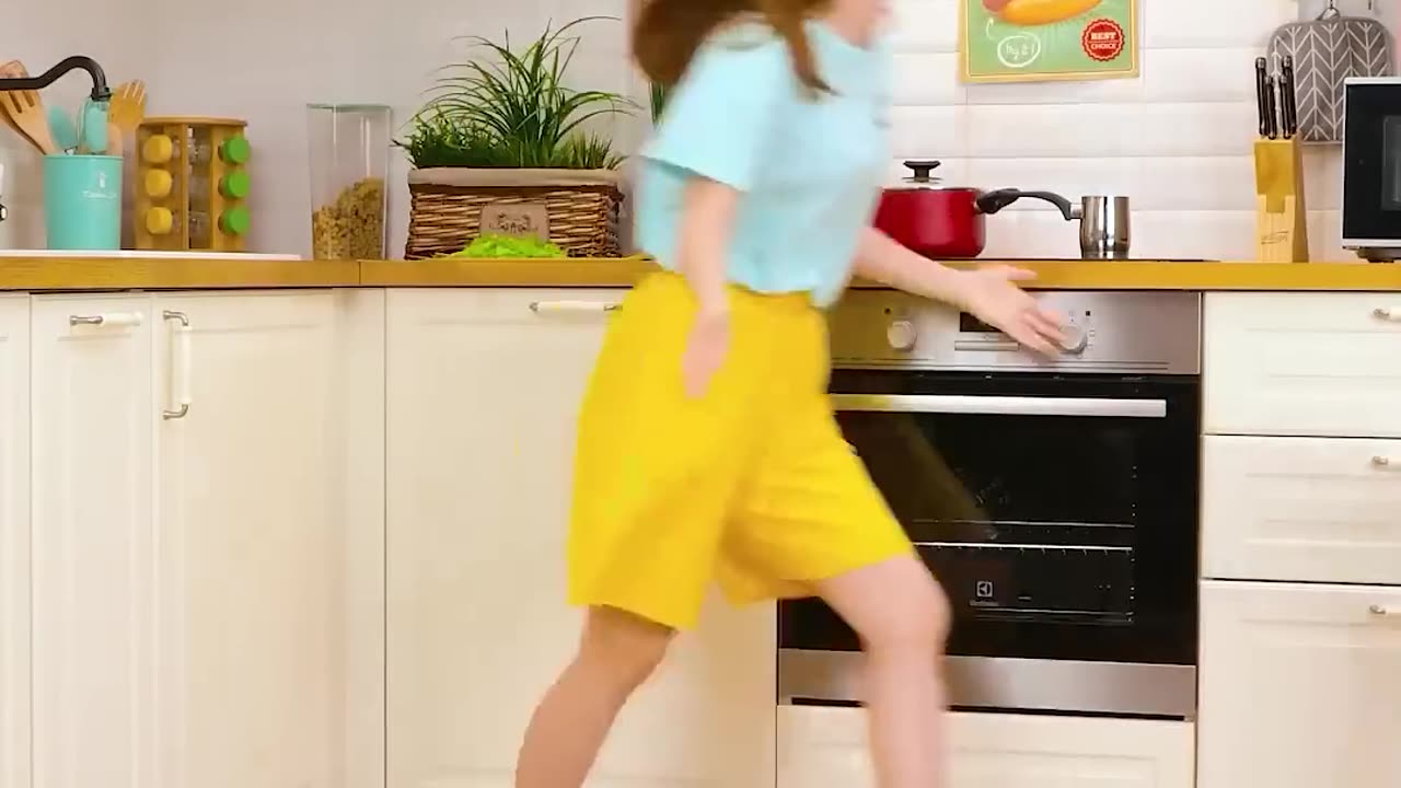“Must-Try Mom Hack When You’re Cooking and Parenting Alone!”