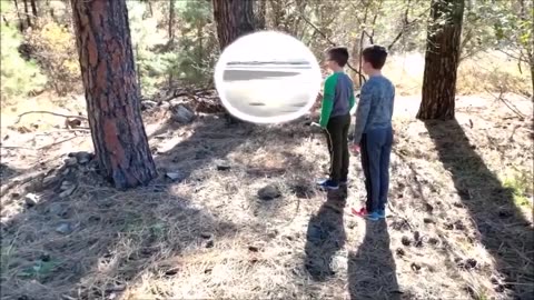 Un homme ouvre un Stargate autonome qui mène à une autre terre avec deux soleils