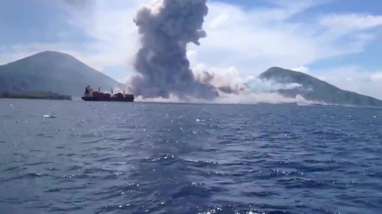 Massimo - This famous video shows Mount Tavurvur's spectacular explosion. It ...