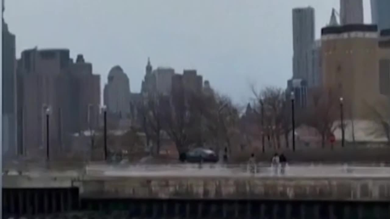 Tourist helicopter falls out of the sky into Hudson RIver - April 10, 2025