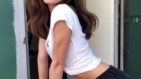 A beautiful girl is posing for you, AI video.