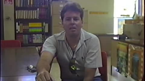 TRES ALIENIGENAS DE ASPECTO HUMANO Y UNA CRIATURA TIPO BIGFOOT