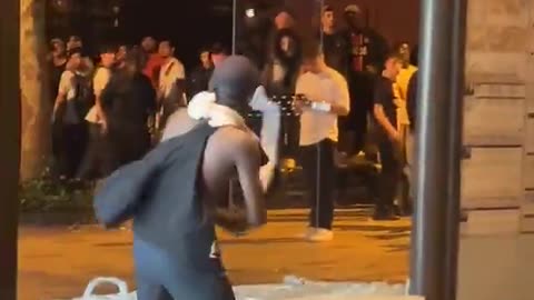 Zwei Tote. Ein Polizist im Koma. Und was sagt die Lügenpresse? „Fußballfans“.