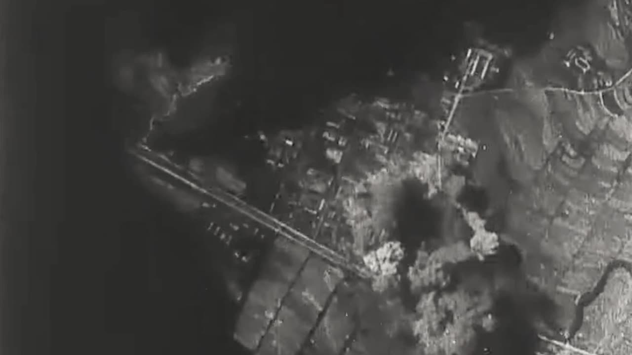 Bombing of Chongqing by IJNAS Mitsubishi G3Ms circa 1942