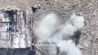 💥💀 From the destroyed equipment, Russian soldiers move into the broken
