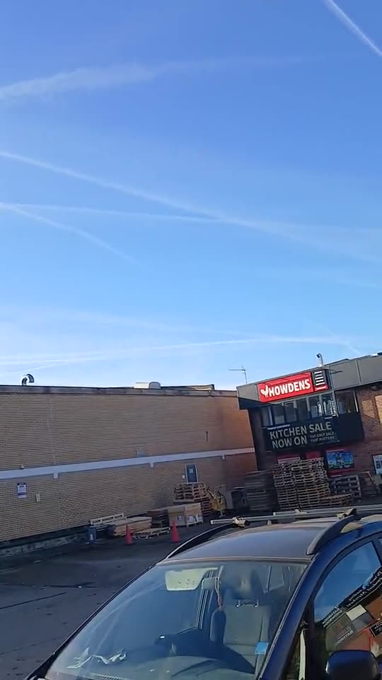 Chemtrails over London 2025 if these are comeing from aircraft I need a new set of glases