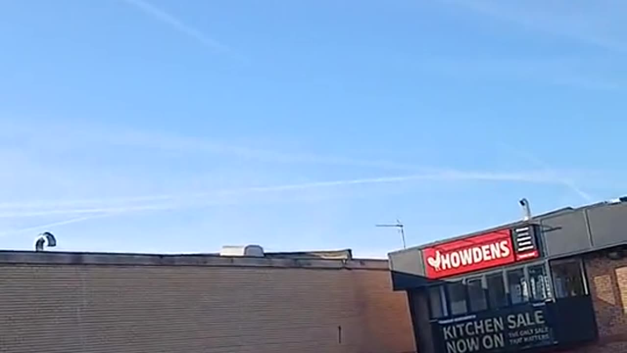 Chemtrails over London 2025 if these are comeing from aircraft I need a new set of glases