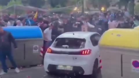Coche embiste a multitud previo al partido entre el FC Barcelona y el Espanyol