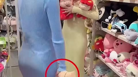 用假手整蛊一下逛街总要拉手的双胞胎妹妹！ #搞笑 #funny