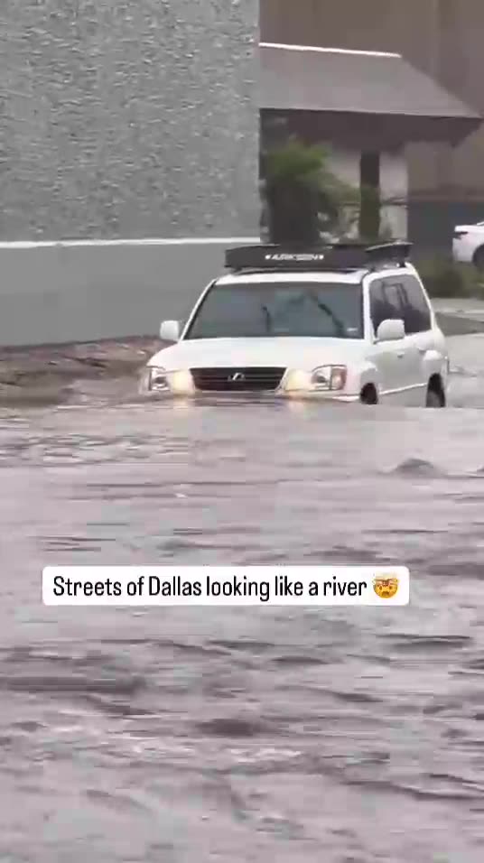 Texas: flooding in Dallas this afternoon — happening near Mañana Dr and Electronic Ln