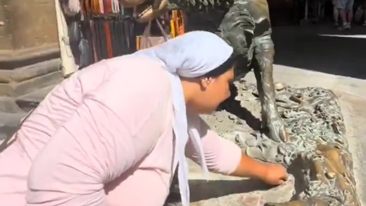 In Florence she steals tourists' money and no one stops her.