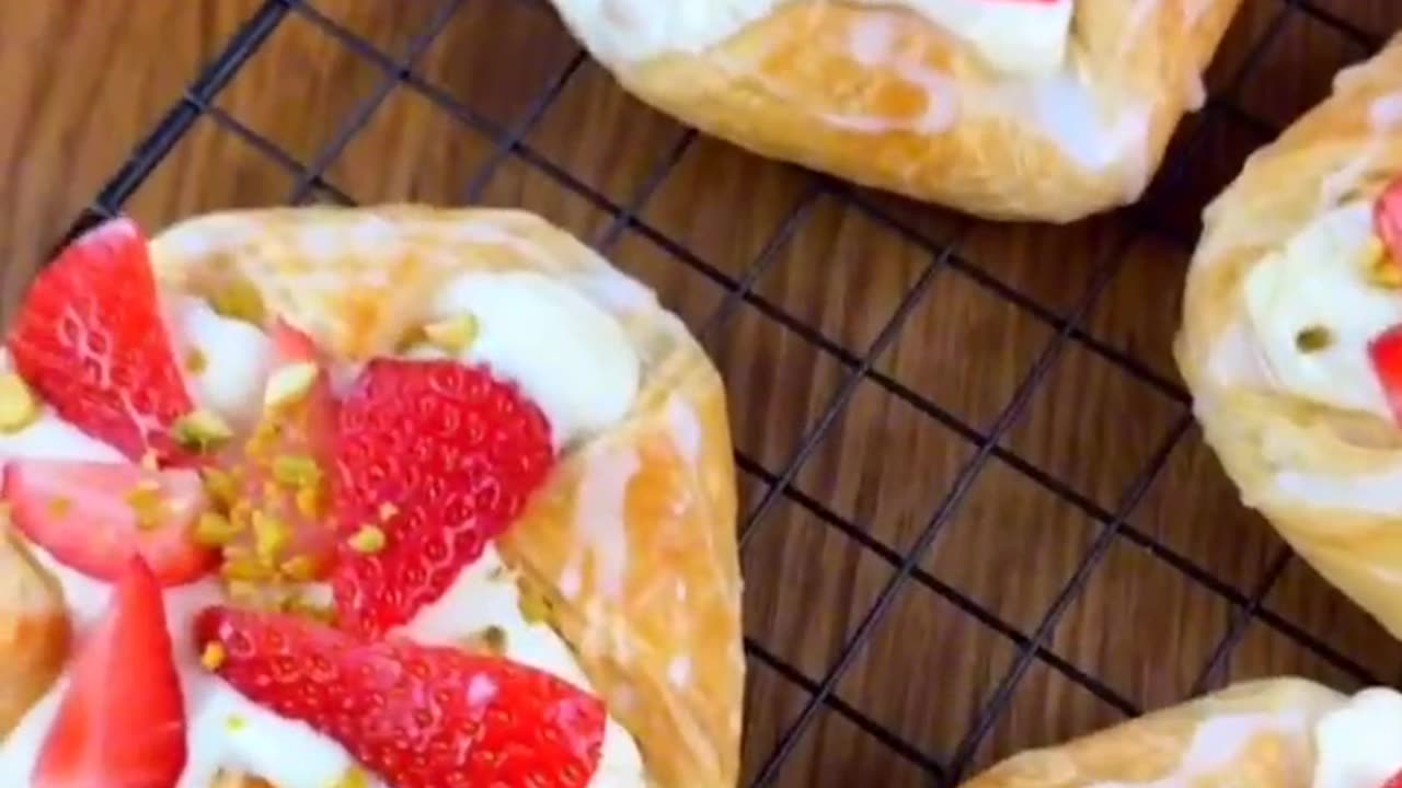 Puff pastry with vanilla cream and strawberry